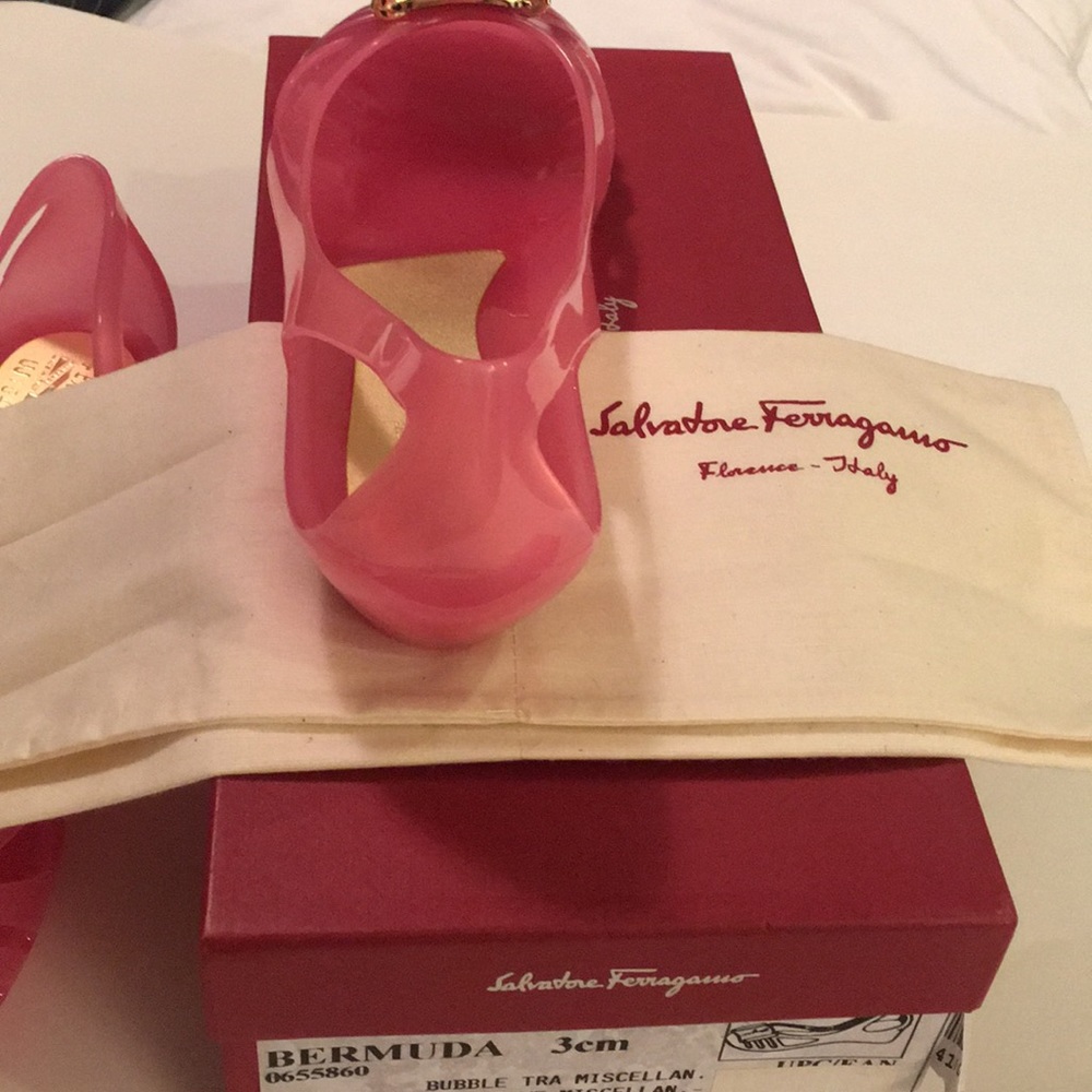 Women Ferragamo flats